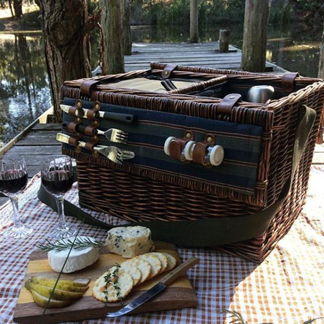 have a picnic at lyrebird ridge winery and retreat